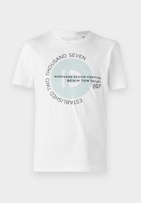 Hvit bomulls t-skjorte med en sirkulær grafikk med "ID" og tekstelementer i svart og lyseblått. Klassisk rund hals og korte ermer.