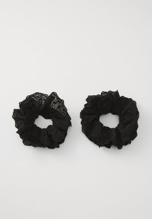 Fivelas de tecido preto com uma textura franzida, apresentando padrões de ilhós. Dois tamanhos, ambos macios, com um acabamento delicado.