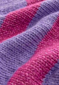 Primer plano de una tela de punto con franjas anchas alternas en hilo rosa y púrpura, mostrando patrones de puntada texturizados.