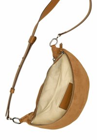 Borsa a tracolla in suede marrone con tracolla in pelle regolabile, cerniera argentata e rivestimento interno in tessuto beige con etichetta del marchio.