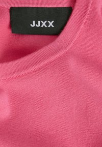 Felpa rosa in cotone a girocollo con colletto ribbed e un'etichetta nera con la scritta "JJXX". Tessuto morbido e cuciture uniformi.