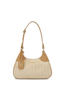 Fonott szalma táska bézs bőr részletekkel, ívelt formával és rövid vállpánttal. Dekoratív fém címke jellemzi.