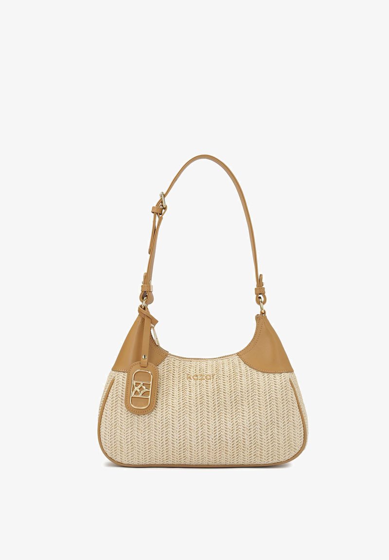 Fonott szalma táska bézs bőr részletekkel, ívelt formával és rövid vállpánttal. Dekoratív fém címke jellemzi.