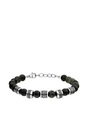 Schwarzes Perlenarmband mit unterschiedlichen silbernen Akzenten in verschiedenen Strukturen, runden Steinen und einem Karabinerverschluss. Verlängerungskette ermöglicht Größenanpassung.