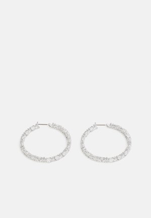 Prozirni obruči naušnice s teksturiranim srebrnim elementima i pravokutnim akcentima, u obliku kruga i s blistavim ukrasima.