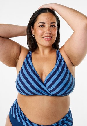 Bikini-set met een diepe V-hals en een wikkelontwerp, met horizontale blauwe en marineblauwe strepen. Gemaakt van soepel, rekbaar materiaal, met uitsnijdingen.