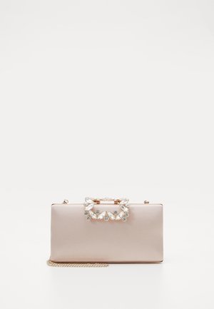 Rechteckige beige Clutch mit dekorativem Griff, besetzt mit Kristallen, und einem goldenen Kettenriemen, vor weißem Hintergrund präsentiert.