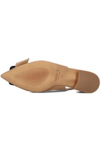 Puntige stiletto hak schoen met een beige synthetisch bovenwerk, zwarte accenten, textuurzool en logo-afdruk. Maat 38, slank ontwerp.