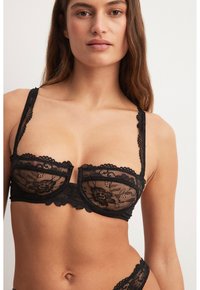 NA-KD - MIT BREITEN TRÄGERN AUS SPITZE - Balconette bra - black Thumbnail Image 1