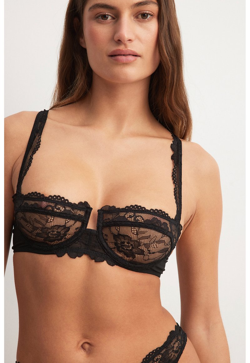 NA-KD - MIT BREITEN TRÄGERN AUS SPITZE - Balconette bra - black, Enlarge