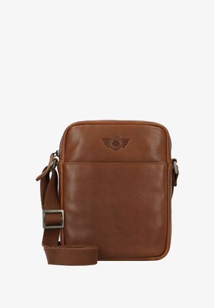 Bruine leren crossbody tas met een gladde textuur, ritsluiting, verstelbare stoffen schouderband en een reliëfontwerp met vleugels aan de voorkant.