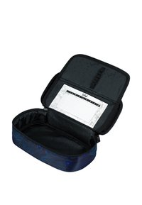 Astuccio con zip dalla forma curvata, esterno blu e nero con un motivo, e interno nero dotato di portamatite elastici e un foglio del calendario.