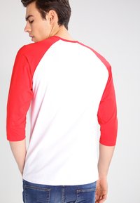 Urban Classics CONTRAST 3/4 SLEEVE RAGLAN - Hosszú ujjú felső - white/red