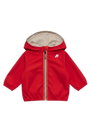 Giacca rossa con cappuccio per bambini, foderata in beige, con zip frontale a righe blu navy e bianche, e piccolo logo bianco sul petto.