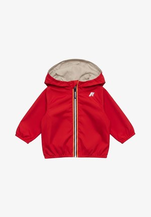 Giacca rossa con cappuccio per bambini, foderata in beige, con zip frontale a righe blu navy e bianche, e piccolo logo bianco sul petto.