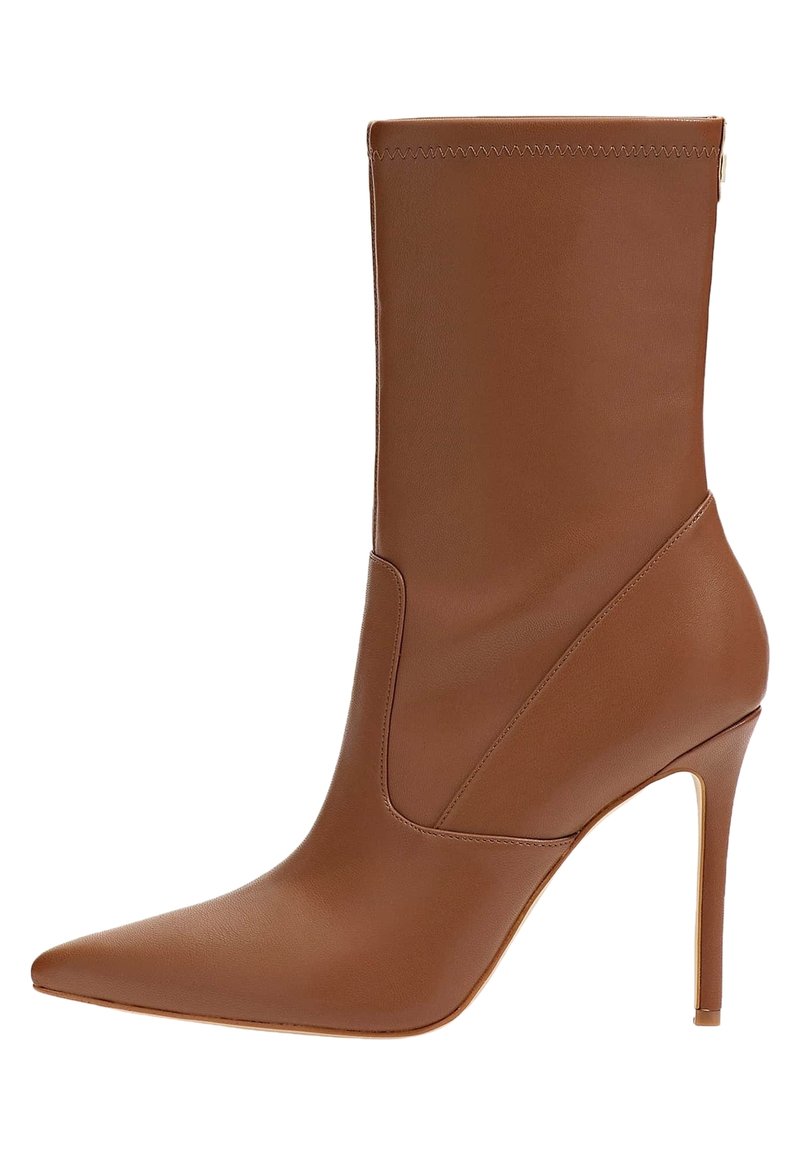 Bottine en cuir marron avec un bout pointu, une forme effilée, des détails de coutures et un talon haut stilettos. Texture lisse et style minimaliste.