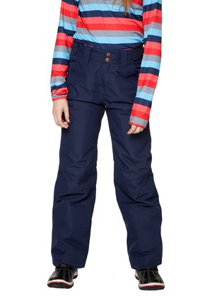 Pantaloni da neve blu navy con vita aderente, due bottoni e gambe larghe. Abbinati a una maglietta a maniche lunghe a righe rossa, blu e grigia. Stivali neri.