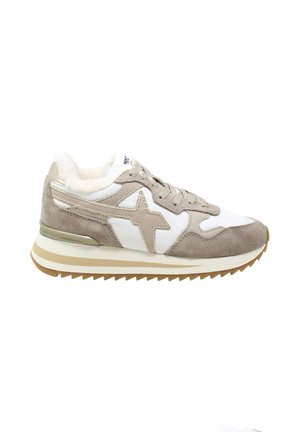 Beiger und weißer Sneaker mit Wildlederdetails, sternförmigem Seitendesign, Pelzfutter und profilierter Sohle, von der Außenseite gezeigt.
