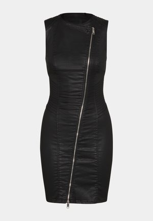 Robe noire sans manches en simili cuir, avec une fermeture éclair diagonale et des panneaux texturés pour une silhouette ajustée.