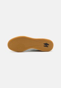 Umbro TOCCO IV CLUB IC - Futbola apavi iekštelpām - white/poseidon/blazing yellow