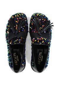 Czarne mokasyny pokryte wielokolorowymi cekinami, z teksturowaną powierzchnią, akcentami frędzlami oraz gładką, błyszczącą podszewką.