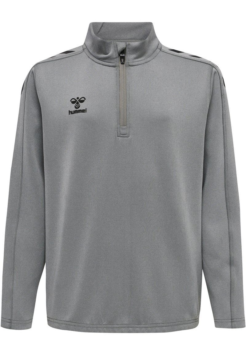 Grauer Viertelreißverschluss-Pullover aus weichem Material, mit schwarzem Logo und Schulterstreifen. Lange Ärmel und glatte Textur.