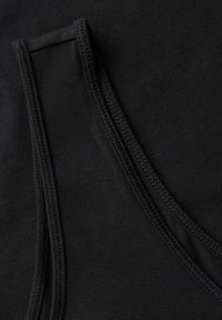 Černý top bez rukávů s hladkou texturou, který má překrývající se ramínka a švy, což vytváří čistý, minimalistický design.