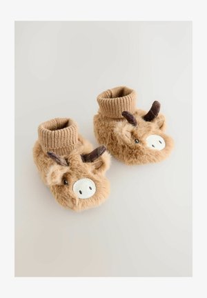 Moker tan copati z mehkim robom, ki imajo vzorec krave, vezeno obraz in roge iz blaga, kar daje igriv videz navdihnjen z živalmi.