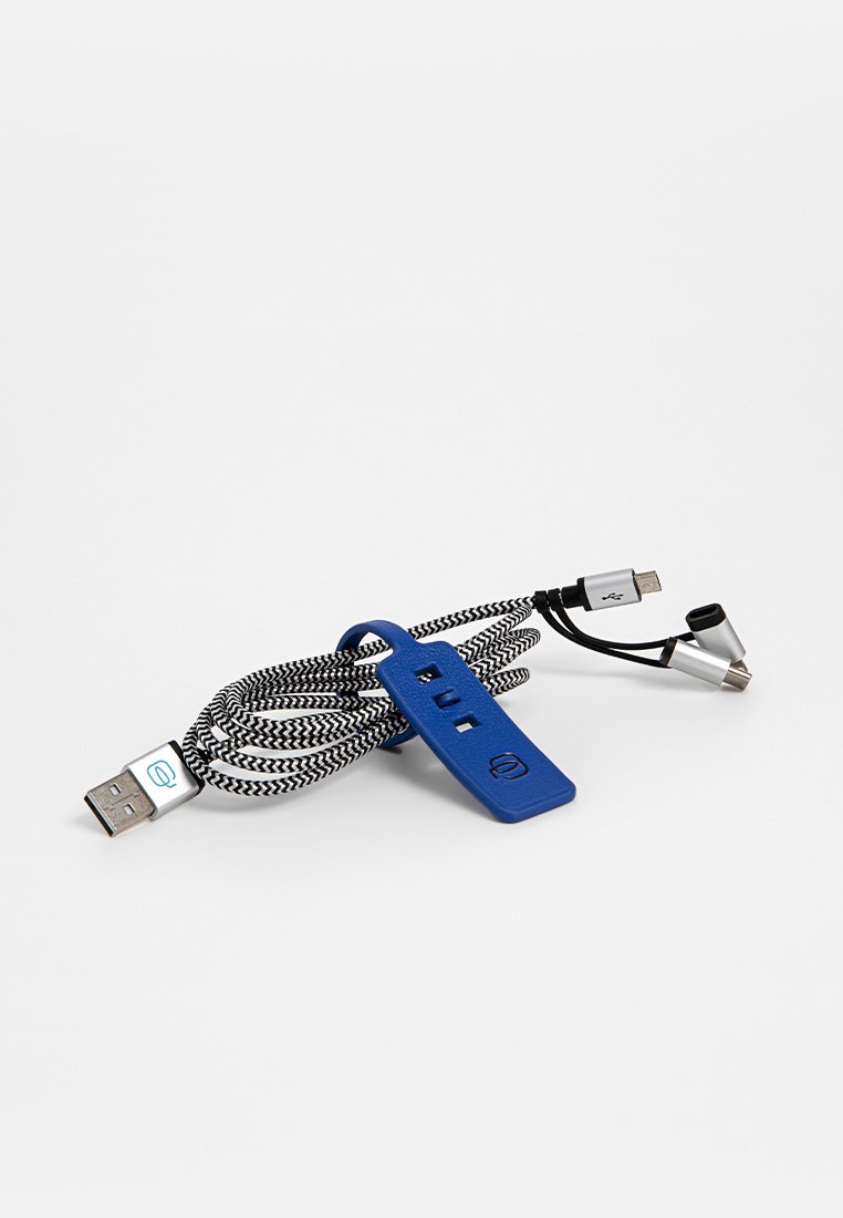 Blauwe USB-kabel met een gevlochten zwart-wit textuur, voorzien van een blauwe rubberen organizer met knoppen. Zilveren connectors aan beide uiteinden.