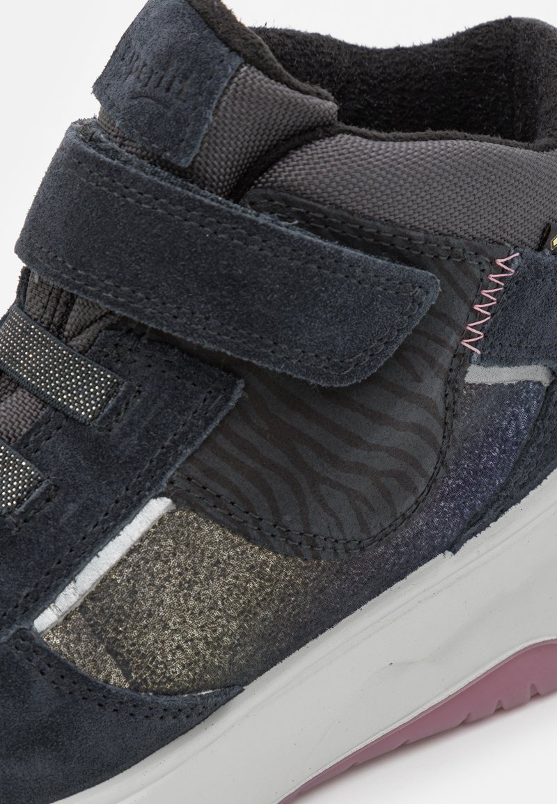 Blauer Wildleder- und synthetischer Oberschuh-Sneaker mit Klettverschluss, strukturierten Akzenten, reichhaltigen Farbverläufen und einer Gummisohle mit pinken Highlights.