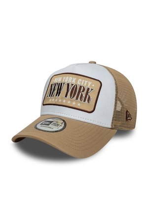 Casquette de baseball en mesh beige et blanc avec un écusson "New York City New York" à l'avant et une sangle réglable à l'arrière.