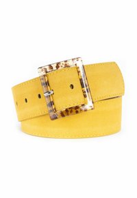 Geel suède riem met een rechthoekige gesp in schildpadmotief. De riem heeft gelijkmatig verdeelde verstelgaten en contrasterende stiksels.