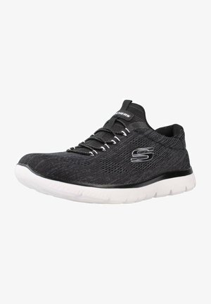 Schwarzer Sportschuh mit strukturiertem Obermaterial, weißer Sohle und elastischen Schnürsenkeln. Verfügt über ein Logo an der Seite und ein niedrig geschnittenes Design.