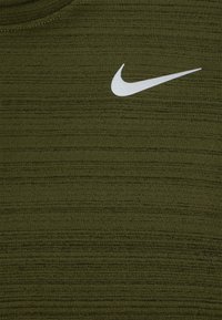 Nike Performance MILER UNISEX - T-shirt desportiva - rough green