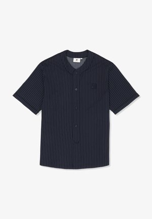 Chemise bleu marine à manches courtes avec fines rayures blanches verticales, patte de boutonnage à l'avant et logo brodé sur la poitrine gauche.