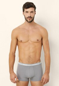 Šedé boxerky vyrobené z měkké látky, přiléhavý design a světlé šedé pásky v pase s logem "yamamay".