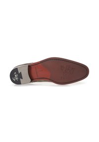 Ledersohle mit beigem Wildleder-Obermaterial, detaillierte Nähte und schwarzes Logo an der Ferse. Rote Gummieinlage für Grip und Flexibilität.