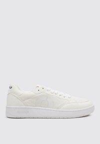 Baskets en toile blanches avec un détail de logo rond, une tige texturée, des lacets plats et une semelle rembourrée pour le confort.