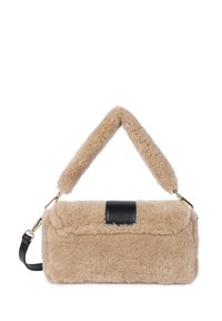 Borsa a mano in pelliccia sintetica beige con un'accento in pelle nera, dotata di un manico morbido e una tracolla removibile, forma rettangolare e chiusura a patta.