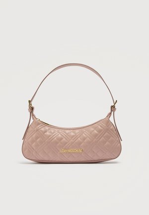 Ροζ ανοιχτόχρωμη τσάντα Love Moschino με καπιτονέ, λογότυπο σε χρυσό, κυρτή πάνω φερμουάρ και ρυθμιζόμενο λουρί σε ουδέτερο φόντο.