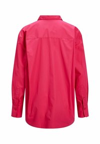 Koszula z długim rękawem w jasnoróżowym kolorze z bawełny, z wyraźnie zarysowanym kołnierzykiem i mankietami na guziki. Gładka faktura z luźnym krojem.