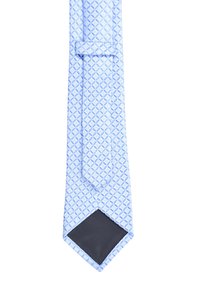 Cravatta azzurro chiaro con un motivo geometrico testurizzato a forma di diamante, con un lato inferiore nero e una punta a punta.