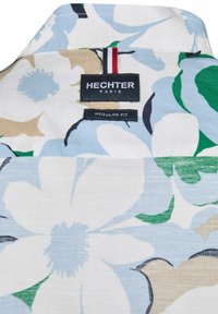 Bloemenprint overhemd in blauw, groen en beige kleuren. Heeft een gestructureerde kraag en een label met "HECHTER PARIS" en "REGULAR FIT."