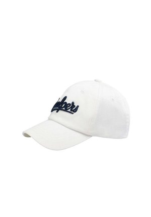 Gorra de béisbol blanca con bordado en letras de color marino en la parte frontal, visera curva y ojales de ventilación en la corona.