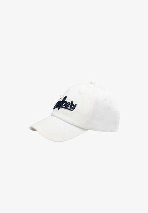Gorra de béisbol blanca con bordado en letras de color marino en la parte frontal, visera curva y ojales de ventilación en la corona.