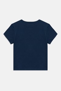 Απλό κοντομάνικο μπλουζάκι σε σκούρο μπλε χρώμα, τοποθετημένο επίπεδα, που δείχνει την πίσω πλευρά με στρογγυλή λαιμόκοψη και απλές ραφές.