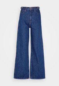 Jeans de mezclilla azul de pierna ancha con cintura alta. Presentan botón y remaches en tono dorado, diseño de cinco bolsillos y costuras reforzadas.