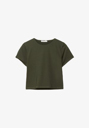 Olivovo zelené krátke tričko s krátkymi rukávmi a okrúhlym výstrihom, vystavené na bielom pozadí.
