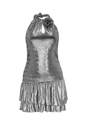 Skinnende sølvfarvet halterneck-kjole med nøglehuludskæring, stofblomsteraccent og lagdelt flæsekant.