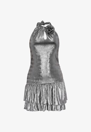 Błyszcząca srebrna sukienka na szyję typu halter z wycięciem w kształcie klucza, ozdobą z tkaninowego kwiatu oraz falbanami na stopniowanym dole.
